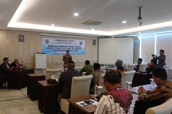 Bimtek Menelisik Strategi Partai Politik Hadapi Pemilu 2024 dan Isu Krusial Perkembangan Pemilu 2024